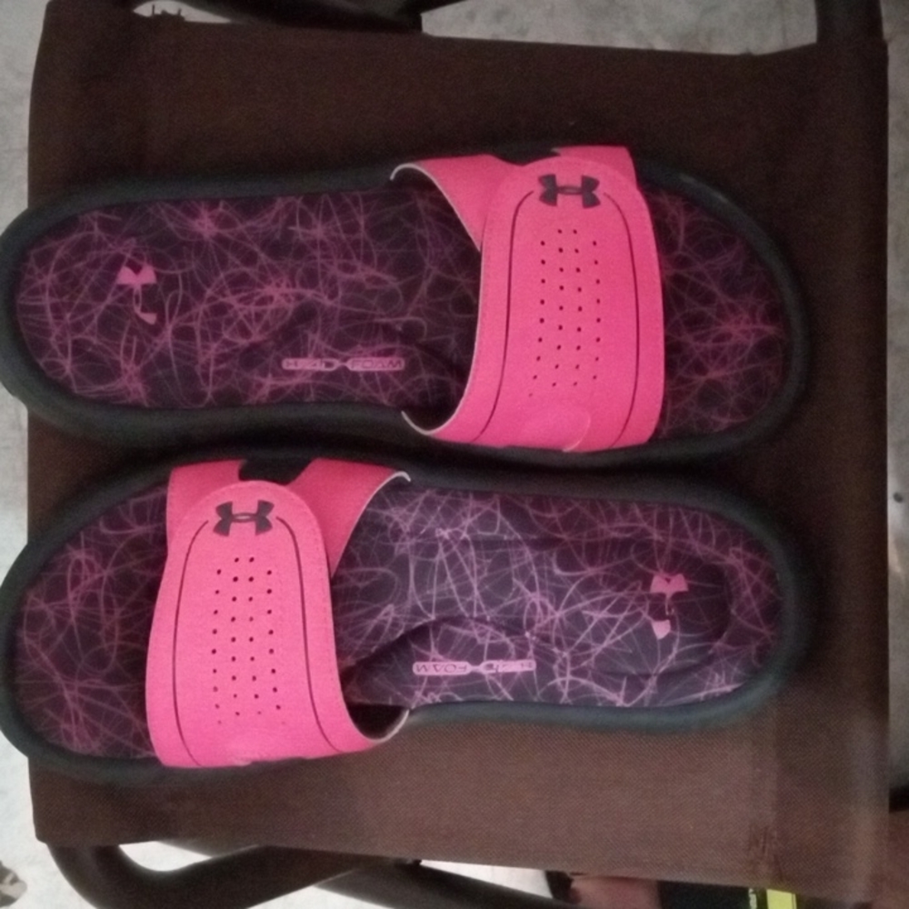 UNDER ARMOUR SIZE 8 slides. Brand new.